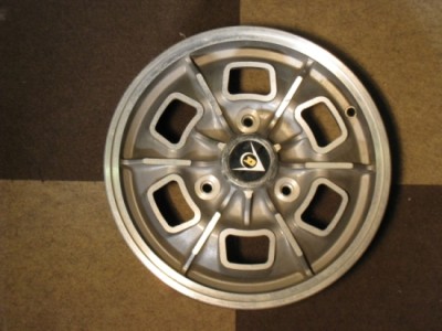 Felge1_vorne.JPG (183.5 KiB) 937 mal betrachtet Felge1_vorne.JPG